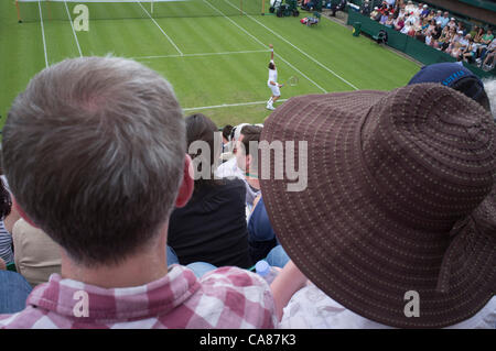 Il 25 giugno, 2012. Gli spettatori sul primo giorno del Tennis campionati a tutti England Lawn Tennis e Croquet Club, Wimbledon. Foto Stock