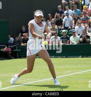 26.06.2012. Il torneo di Wimbledon Tennis Championships 2012 tenutosi presso il All England Lawn Tennis e Croquet Club di Londra, Inghilterra, Regno Unito. Laura Robson (GBR) v Francesca Schiavone (ITA). Laura in azione. Foto Stock