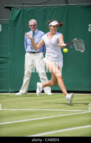 26.06.2012. Il torneo di Wimbledon Tennis Championships 2012 tenutosi presso il All England Lawn Tennis e Croquet Club di Londra, Inghilterra, Regno Unito. Laura Robson (GBR) v Francesca Schiavone (ITA). Laura in azione. Foto Stock