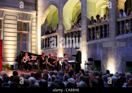 Concerto di musica classica nel corso gratuito open air festival di musica Fête de la Musique di Ginevra città vecchia, Svizzera Foto Stock