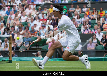 26.06.2012 Londra, Inghilterra Thomaz Bellucci del Brasile in azione contro Rafael Nadal di Spagna durante il giorno due di Wimbledon Tennis campionati a tutti England Lawn Tennis Club. Foto Stock