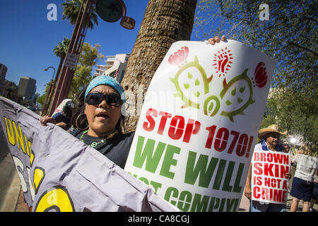 Giugno 25, 2012 - Phoenix, AZ, Stati Uniti d'America - ATLI MEXITA canti sulla strada di fronte all'immigrazione e dogane esecuzione (ghiaccio) uffici nel centro di Phoenix lunedì. Circa 100 sostenitori immigrazione terrà una manifestazione di protesta contro il ghiaccio e ha continuato le deportazioni dall' Amministrazione Obama. Manifestanti hanno festeggiato anche noi la decisione della Corte suprema a rovesciare la maggior parte di SB1070, Arizona dura anti-diritto di immigrazione. Foto da Jack Kurtz / ZUMA premere (credito Immagine: © Jack Kurtz/ZUMAPRESS.com) Foto Stock