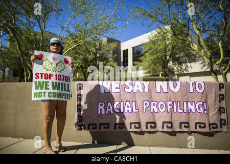 Giugno 25, 2012 - Phoenix, AZ, Stati Uniti d'America - ATLI MEXITA sorge accanto a un banner ha posto di fronte all'immigrazione e dogane esecuzione (ghiaccio) uffici nel centro di Phoenix lunedì. Circa 100 sostenitori immigrazione terrà una manifestazione di protesta contro il ghiaccio e ha continuato le deportazioni dall' Amministrazione Obama. Manifestanti hanno festeggiato anche noi la decisione della Corte suprema a rovesciare la maggior parte di SB1070, Arizona dura anti-diritto di immigrazione. Foto da Jack Kurtz / ZUMA premere (credito Immagine: © Jack Kurtz/ZUMAPRESS.com) Foto Stock