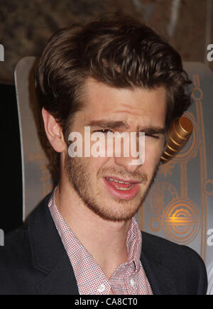 Giugno 25, 2012 - New York New York, Stati Uniti - Attore Andrew Garfield assiste il cast di 'The Amazing Spider-Man' luce l'Empire State Building evento. (Credito Immagine: © Nancy Kaszerman/ZUMAPRESS.com) Foto Stock