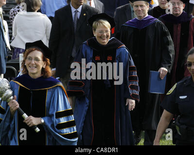 Aprile 15, 2011 - Charlottesville, Virginia, Stati Uniti - Aprile 15, 2011 - Charlottesville, Virginia-STATI UNITI - Università della Virginia Presidente Teresa Sullivan (centro) passeggiate in recessional seguendo la sua cerimonia di inaugurazione di fronte Old Cabell Hall Venerdì, 15 aprile 2011. (Credito Immagine: © Andrew Shurtleff/ZUMAPRESS.com) Foto Stock