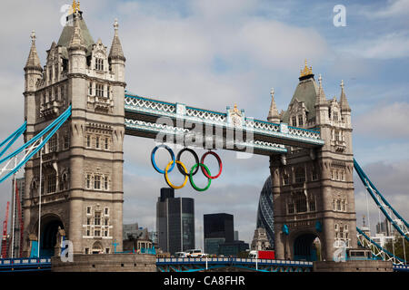 Londra, Inghilterra, Regno Unito. Mercoledì 27 Giugno 2012. Giant anelli olimpici la pesatura di un totale di 13 tonnellate (compresi grid) sono stati abbassati sul Tower Bridge segnando un mese per andare al 2012 Giochi Foto Stock