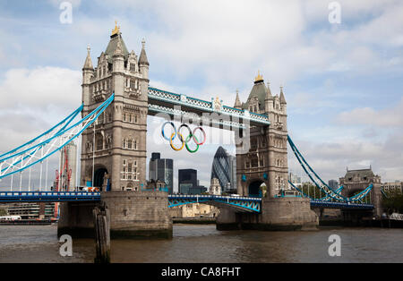 Londra, Inghilterra, Regno Unito. Mercoledì 27 Giugno 2012. Giant anelli olimpici la pesatura di un totale di 13 tonnellate (compresi grid) sono stati abbassati sul Tower Bridge segnando un mese per andare al 2012 giochi. Foto Stock