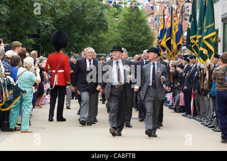 Worcester, Inghilterra, Regno Unito. Mercoledì 27 Giugno 2012. I membri della Royal British Legion marzo a Worcester, Inghilterra, come parte di un homecoming parade di soldati nella città. Membri della legione britannica sono stati uniti dai soldati del secondo battaglione del reggimento Mercian, granatiere le protezioni e la Queen's Royal ussari, in parata in giro per le strade di Worcester. Foto Stock