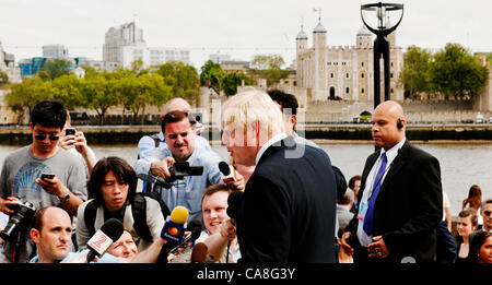 Londra, UK Mercoledì 27 Giugno 2012. Anelli olimpici erano svelata al Tower Bridge per giorno esattamente un mese prima dei Giochi Olimpici inizia a Londra. L'inaugurazione ha visto la partecipazione di un certo numero di dignitari compresi Boris Johnson,sindaco di Londra che è visto qui affrontare la stampa mondiale dopo la prima presentazione. Foto Stock