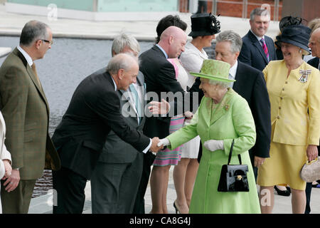 Sua Maestà la Regina incontra Jonathan Hegan MBE, Presidente del Titanic Foundation Limited all apertura ufficiale del Titanic building a Belfast. Uno su Queens di innesto finale in due giorni di giubileo di Diamante visita in Irlanda del Nord Foto Stock