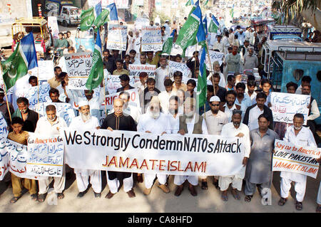 I sostenitori di Jamat-e-Islami (JI) stanno protestando contro attacchi della NATO nel paese durante la dimostrazione in Hyderabad Foto Stock