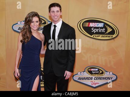 La Giordania Pesce, Denny Hamlin di presenze per NASCAR Sprint Cup Series Cerimonia di premiazione, Wynn di Las Vegas, Las Vegas, NV Dicembre 2, 2011. Foto di: James Atoa/Everett Collection Foto Stock