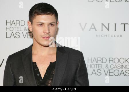 Alex Meraz presso gli arrivi per Alex Meraz ospita a vanità, Vanity Nightclub, Hard Rock Hotel e Casino, Las Vegas, NV Dicembre 2, 2011. Foto di: James Atoa/Everett Collection Foto Stock