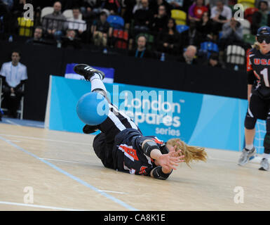 Nicole BUCK (USA) rende un salvataggio eseguito il backup da Assja Miller, durante Canda v USA, il London prepara Goalball Paralimpici di evento di prova - Polonia v Cina, pallamano Arena, Olympic Park, Londra, Inghilterra Dicembre 3, 2011. Il Canada è andato a vincere 5 - 1 Pallamano è giocato da non vedenti o ipovedenti atleti w Foto Stock