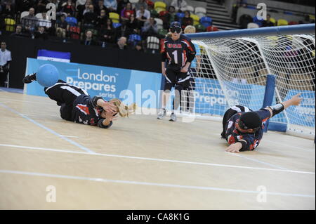 Nicole BUCK (USA) rende un salvataggio eseguito il backup da Assja Miller, durante Canda v USA, il London prepara Goalball Paralimpici di evento di prova - Polonia v Cina, pallamano Arena, Olympic Park, Londra, Inghilterra Dicembre 3, 2011. Il Canada è andato a vincere 5 - 1 Pallamano è giocato da non vedenti o ipovedenti atleti w Foto Stock