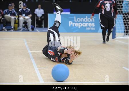 Nicole BUCK (USA) rende un salvataggio durante il Canada / Stati Uniti d'America, il London prepara Goalball Paralimpici di evento di prova - Polonia v Cina, pallamano Arena, Olympic Park, Londra, Inghilterra Dicembre 3, 2011. Il Canada è andato a vincere 5 - 1 Pallamano è giocato da non vedenti o ipovedenti atleti indossando un occhio ombra alla en Foto Stock