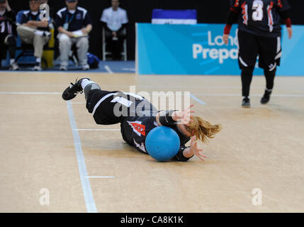 Nicole BUCK (USA) rende un salvataggio durante il Canada / Stati Uniti d'America, il London prepara Goalball Paralimpici di evento di prova - Polonia v Cina, pallamano Arena, Olympic Park, Londra, Inghilterra Dicembre 3, 2011. Il Canada è andato a vincere 5 - 1 Pallamano è giocato da non vedenti o ipovedenti atleti indossando un occhio ombra alla en Foto Stock