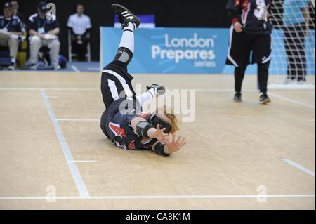 Nicole BUCK (USA) rende un salvataggio durante il Canada / Stati Uniti d'America, il London prepara Goalball Paralimpici di evento di prova - Polonia v Cina, pallamano Arena, Olympic Park, Londra, Inghilterra Dicembre 3, 2011. Il Canada è andato a vincere 5 - 1 Pallamano è giocato da non vedenti o ipovedenti atleti indossando un occhio ombra alla en Foto Stock