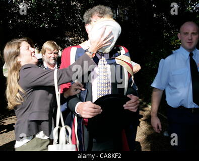 Il presentatore TV Jeremy Clarskon è pied dai manifestanti contro la sua laurea honoris causa a Brookes University,Oxford. Il giorno della cerimonia di consegna dei diplomi. Foto Stock