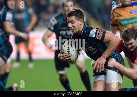 Il falco pescatore v Munster - RaboDirect Pro 12 @ il Liberty Stadium di Swansea. Il falco pescatore Rhys Webb è catturato. Foto Stock