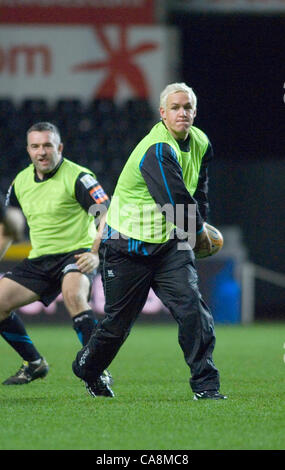 Il falco pescatore v Munster - RaboDirect Pro 12 @ il Liberty Stadium di Swansea. Il falco pescatore Annone Dirksen. Foto Stock