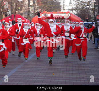 Alcuni di quasi 1.200 in Burlington, Vermont, U.S.A. avviare la Santa gara all'inizio della 5 k gara in Vermont Queen City il 4 dicembre, 2011. Proventi vanno a fare un desiderio Foundation, che benefici cancro infantile. Sandy Macys/Alamy foto Foto Stock