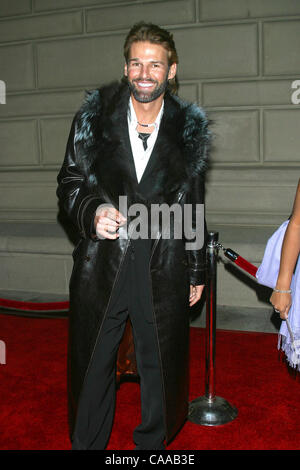 Jan 12, 2003; Hollywood, CA, Stati Uniti d'America; Vincitore di 'Survivor Thailandia' BRIAN HEIDK @ ventinovesima annuale di People's Choice Awards, tenutasi al Pasadena Civic Auditorium di Pasadena. Foto Stock