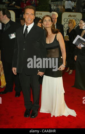 Jan 19, 2003; Los Angeles, CA, Stati Uniti d'America; attore Arnold Schwarzenegger e la moglie Maria SHRIVER arriva al sessantesimo Annuale di Golden Globes, svoltasi presso il Beverly Hilton Hotel. Foto Stock