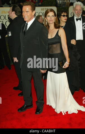 Jan 19, 2003; Los Angeles, CA, Stati Uniti d'America; attore Arnold Schwarzenegger e la moglie Maria SHRIVER arriva al sessantesimo Annuale di Golden Globes, svoltasi presso il Beverly Hilton Hotel. Foto Stock