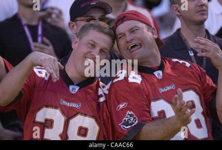 (Pubblicato il 01/27/2003, A-9) GAS2qdx018 Foto: Giovanni Gastaldo Tampa Bay Buccaneers ventole Jim McCreary, sinistra e Brian Killion di Mullen, Nebraska celebrare la prima metà del Super Bowl XXXVII. Foto Stock