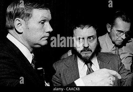 Feb 02, 2003 - Cincinnati, Ohio, Stati Uniti d'America - [Non datato 1974 file foto] astronauta Neil Armstrong [L], è stata citata in un'intervista a sua suburban Cincinnati home come dicendo di COLUMBIA DISASTER, ' si tratta di un triste giorno, non si desidera ascoltare questo", Armstrong, ora 72, è stato il primo uomo a camminare sulla luna. C Foto Stock