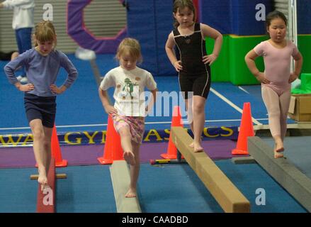 (Pubblicato il 03/11/2004, NC-7, UTS1794163)SLgymnastics218953x001/Mar 3---questi ragazzi sono state partecipando a una gioventù classe di ginnastica a Portland di ginnastica. Essi sono (L-R) Valerie Clough, Brittani Lauter, Emily Boles e Michelle Oh. Foto/Scott Linnet Foto Stock