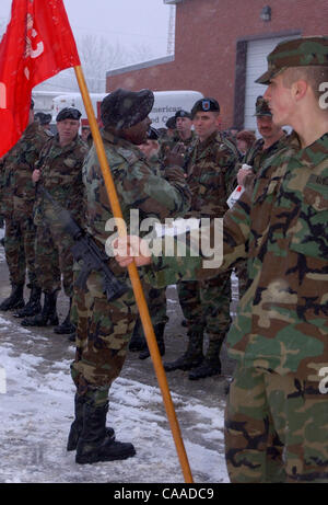 Feb 10, 2003 - Ft. Thomas, Kentucky, Stati Uniti d'America - Famiglia e amici ha detto addio ai soldati del combattimento 478th engineer battaglione della U.S. Riserve dell'esercito come si allontanarono i loro Fort Thomas KY quartier generale. I 400 uomini e donne sono stati chiamati al servizio attivo per la prima volta nel battaglione's histo Foto Stock