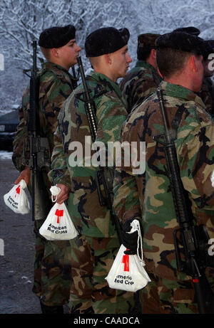 Feb 10, 2003 - Ft. Thomas, Kentucky, Stati Uniti d'America - Famiglia e amici ha detto addio ai soldati del combattimento 478th engineer battaglione della U.S. Riserve dell'esercito come si allontanarono i loro Fort Thomas KY quartier generale. I 400 uomini e donne sono stati chiamati al servizio attivo per la prima volta nel battaglione's histo Foto Stock