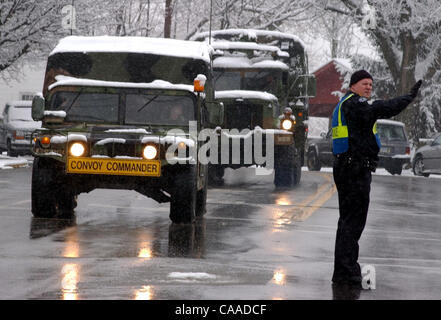 Feb 10, 2003 - Ft. Thomas, Kentucky, Stati Uniti d'America - Famiglia e amici ha detto addio ai soldati del combattimento 478th engineer battaglione della U.S. Riserve dell'esercito come si allontanarono i loro Fort Thomas KY quartier generale. I 400 uomini e donne sono stati chiamati al servizio attivo per la prima volta nel battaglione's histo Foto Stock