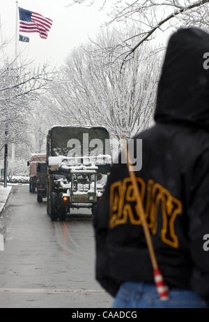 Feb 10, 2003 - Ft. Thomas, Kentucky, Stati Uniti d'America - Famiglia e amici ha detto addio ai soldati del combattimento 478th engineer battaglione della U.S. Riserve dell'esercito come si allontanarono i loro Fort Thomas KY quartier generale. I 400 uomini e donne sono stati chiamati al servizio attivo per la prima volta nel battaglione's histo Foto Stock