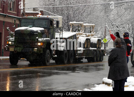 Feb 10, 2003 - Ft. Thomas, Kentucky, Stati Uniti d'America - Famiglia e amici ha detto addio ai soldati del combattimento 478th engineer battaglione della U.S. Riserve dell'esercito come si allontanarono i loro Fort Thomas KY quartier generale. I 400 uomini e donne sono stati chiamati al servizio attivo per la prima volta nel battaglione's histo Foto Stock