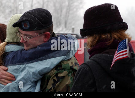 Feb 10, 2003 - Ft. Thomas, Kentucky, Stati Uniti d'America - Famiglia e amici ha detto addio ai soldati del combattimento 478th engineer battaglione della U.S. Riserve dell'esercito come si allontanarono i loro Fort Thomas KY quartier generale. I 400 uomini e donne sono stati chiamati al servizio attivo per la prima volta nel battaglione's histo Foto Stock