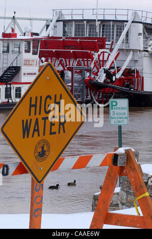 Feb 24, 2003 - Covington, Kentucky, Stati Uniti d'America - Entrata del Mike Fink riverboat del ristorante è chiuso come le anatre nuotare su quello che era il parcheggio, come il fiume Ohio sorge vicino a stadio di inondazione. (Credito Immagine: © Ken Stewart/ZUMA Press) Foto Stock