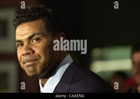 (Pubblicato il 03/15/2003, A-1; inoltre pubblicato 13/07/2003, B-2, UTS1748203; a fine anno SignOn Gallery: 12/30/2003) Linebacker Junior Seau tutti ma ha detto che il San Diego Chargers hanno rilasciato a lui e ha permesso che lui e il suo agente per parlare di altre squadre, in occasione di una conferenza stampa venerdì pomeriggio a Seau la res Foto Stock