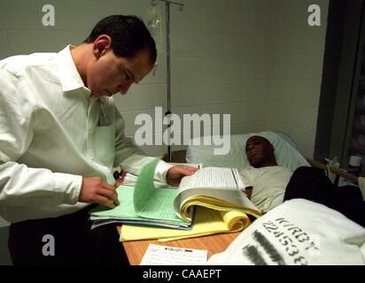 Mar 15, 2003 - Huntsville, AL, USA - ogni uomo in Alabama sistema carcerario noto per avere l AIDS è confinata a un convertito vecchio magazzino con alta, leaky soffitti e letti a castello così vicini che favoriscono l'infezione tra affetti da AIDS, condannati a calcare correzionali Facility. Più th Foto Stock