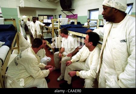 Mar 15, 2003 - Huntsville, AL, USA - ogni uomo in Alabama sistema carcerario noto per avere l AIDS è confinata a un convertito vecchio magazzino con alta, leaky soffitti e letti a castello così vicini che favoriscono l'infezione tra affetti da AIDS, condannati a calcare correzionali Facility. Più th Foto Stock