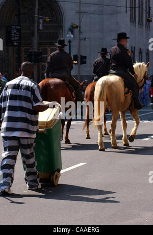 Mar 16, 2003 - Cincinnati, Ohio, Stati Uniti d'America - dove ci sono i cavalli vi è il clean-up. A seguito della Hamilton County Ohio sceriffi Dept. Montato Patrol è il ragazzo di pulitura. Nella xxxvii annuale di San Patrizio Parade, questo anno salutato "l'amicizia, di unità e di carità cristiana" come il suo tema. La traditio Foto Stock