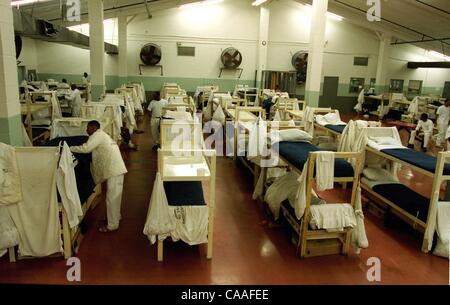 Mar 15, 2003 - Huntsville, AL, USA - ogni uomo in Alabama sistema carcerario noto per avere l AIDS è confinata a un convertito vecchio magazzino con alta, leaky soffitti e letti a castello così vicini che favoriscono l'infezione tra affetti da AIDS, condannati a calcare correzionali Facility. Più th Foto Stock