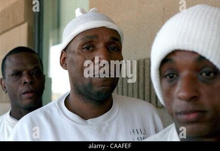 Mar 15, 2003 - Huntsville, AL, USA - ogni uomo in Alabama sistema carcerario noto per avere l AIDS è confinata a un convertito vecchio magazzino con alta, leaky soffitti e letti a castello così vicini che favoriscono l'infezione tra affetti da AIDS, condannati a calcare correzionali Facility. Più th Foto Stock