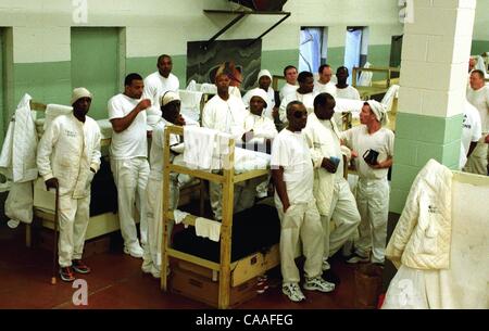 Mar 15, 2003 - Huntsville, AL, USA - ogni uomo in Alabama sistema carcerario noto per avere l AIDS è confinata a un convertito vecchio magazzino con alta, leaky soffitti e letti a castello così vicini che favoriscono l'infezione tra affetti da AIDS, condannati a calcare correzionali Facility. Più th Foto Stock