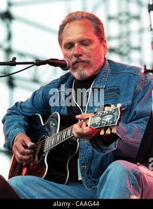 4 maggio , 2003; Atlanta, GA, Stati Uniti d'America; musicista Jorma Kaukonen esegue dal vivo presso il decimo anniversario della musica Midtown Music Festival che si tiene a Atlanta. Jorma Kaukonen è un elemento originale di Jefferson Airplane e Tonno a caldo. Credito: Foto di Jason Moore (©) Copyright 2003 da Jason Moore Foto Stock