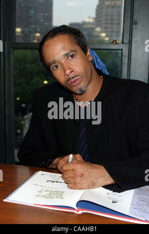 Jun 18, 2003; New York, NY, STATI UNITI D'AMERICA; SLADE MORRISON a chi ha il gioco? Libro firma per Barnes and Noble Union Square il 18 giugno 2003. Foto Stock