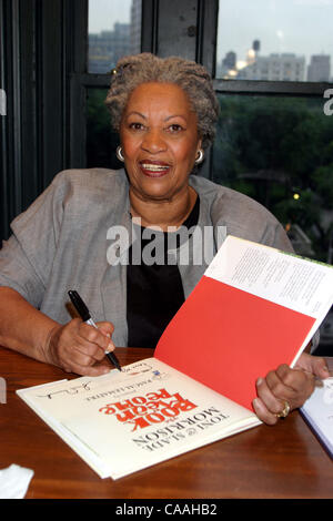 Jun 18, 2003; New York, NY, STATI UNITI D'AMERICA; Toni Morrison a chi ha il gioco? Libro firma per Barnes and Noble Union Square il 18 giugno 2003. Foto Stock