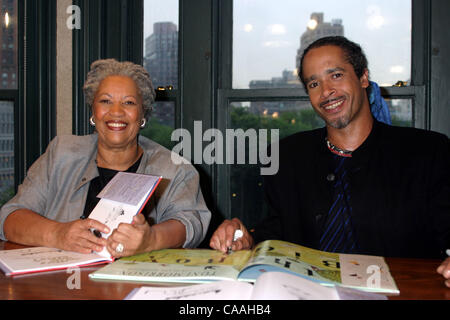 Jun 18, 2003; New York, NY, STATI UNITI D'AMERICA; TONI E SLADE MORRISON a chi ha il gioco? Libro firma per Barnes and Noble Union Square il 18 giugno 2003. Foto Stock